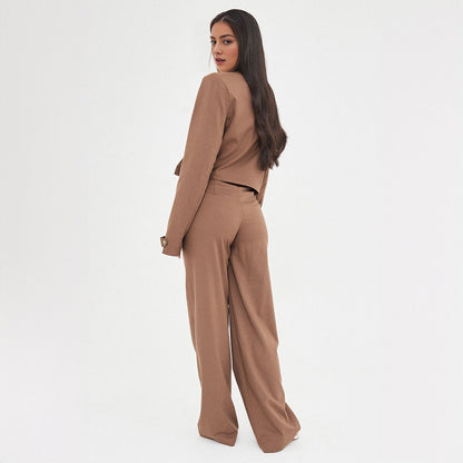 Lässiger, tief ausgeschnittener, geknöpfter, kurzer Blazer & lockere Hose im Set