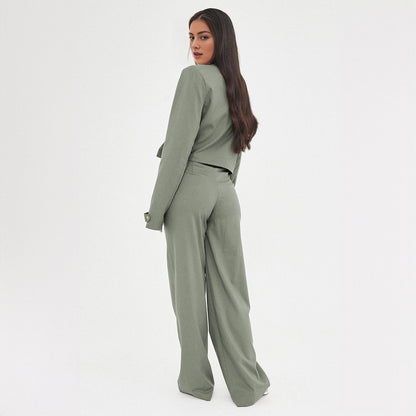 Lässiger, tief ausgeschnittener, geknöpfter, kurzer Blazer & lockere Hose im Set